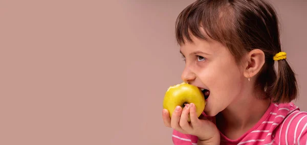 Elmalı Ciddi Bir Kızın Portresi Beslenme Sağlıklı Yiyeceklerin Sembolü Tasarım — Stok fotoğraf