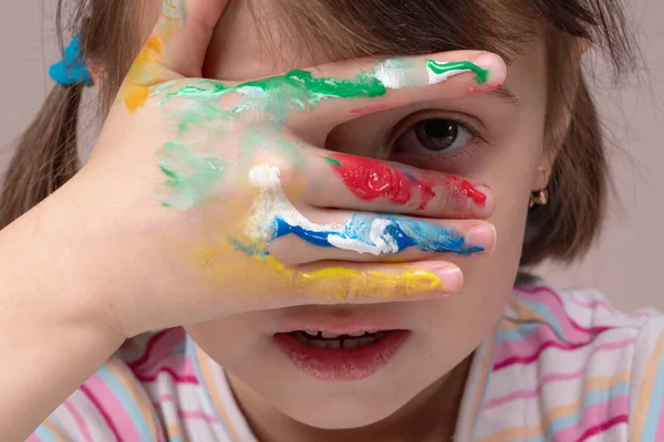 Cor Crianças Conceito Cognição Retrato Menina Bonita Com Mãos Pintadas — Fotografia de Stock