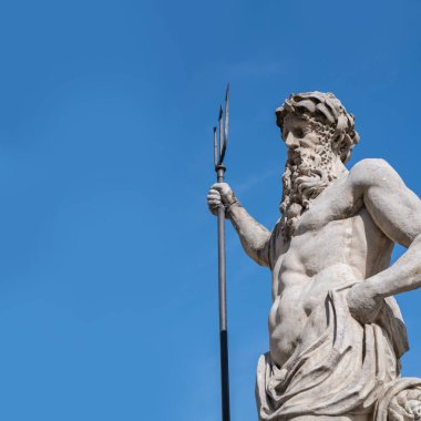 Deniz ve okyanus tanrısı Neptün 'ün (Poseidon) antik heykeli. Metin veya tasarım için boşluk kopyala.