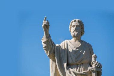Aziz Paul 'un antik heykeli. Kılıcı insan ruhani mücadelesinin sembolü. Mavi gökyüzüne karşı antik bir heykel. Tasarım veya metin için boşluk kopyala.