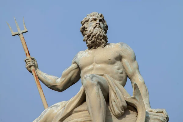 强大的海神海神海王星 波塞冬 蓝色背景的古代雕像 — 图库照片