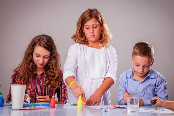 Weiter Mit Der Malerausbildung Glückliche Kinder Malen Bilder Kunst Bildung — Stockfoto