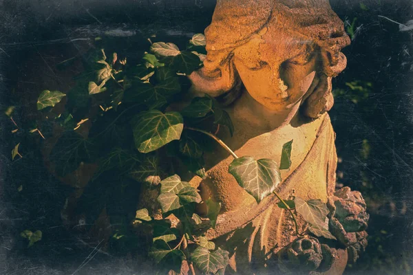 Retro Estilo Anjo Guarda Triste Fragmento Uma Estátua Antiga — Fotografia de Stock