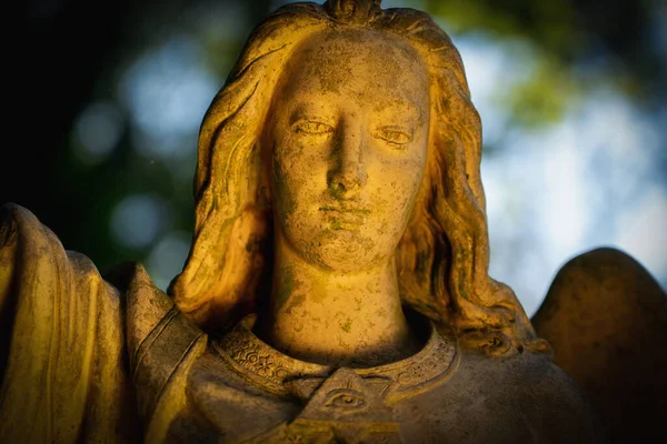Zabytkowy Posąg Pięknego Złotego Anioła Świetle Słonecznym — Zdjęcie stockowe