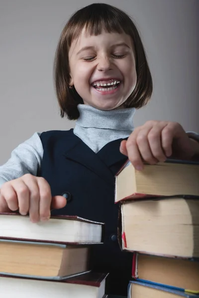 Lustiges Porträt Eines Schönen Jungen Mädchens Das Lacht Und Bücherstapel — Stockfoto
