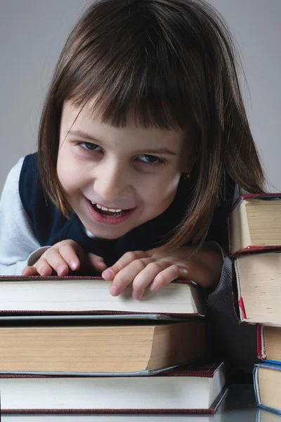 Lustiges Porträt Eines Schönen Kleinen Mädchens Mit Büchern Wissens Und — Stockfoto