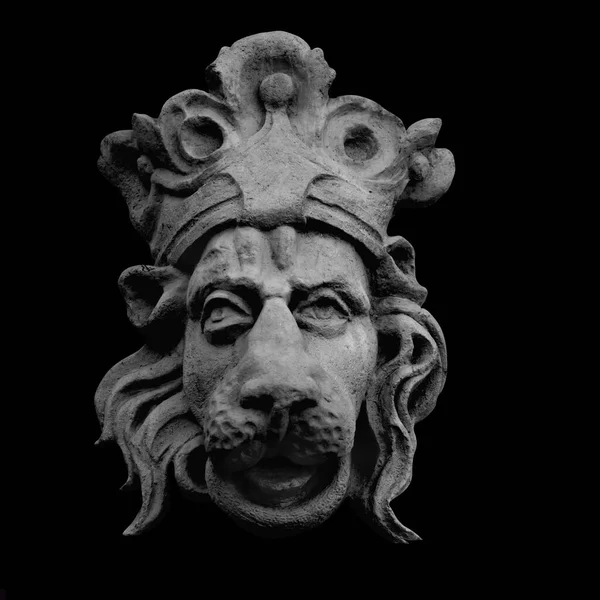 Βασιλιάς Των Λιονταριών Ένα Αρχαίο Άγαλμα Απομονωμένο Μαύρο Φόντο — Φωτογραφία Αρχείου