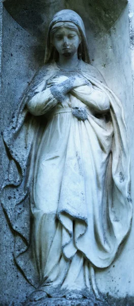 Древняя Статуя Девы Марии Молящаяся Вертикальное Изображение — стоковое фото