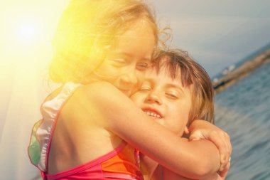 İki kız çocuğu yaz plajında en iyi arkadaşlar. Keyif, rahatlama ve seyahat konsepti.