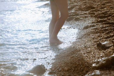 Yaz tatili ve eğlence konsepti. Deniz suyundaki kız çocuğu.