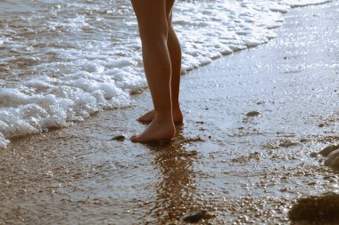 Yaz tatili ve eğlence konsepti. Deniz suyunda duran kız çocuğu.