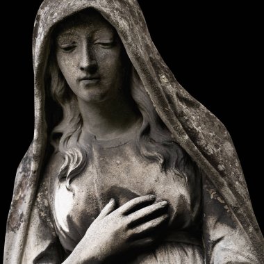 Magdalalı Meryem dua ediyor. Siyah arka planda izole edilmiş antik bir heykelin parçası..