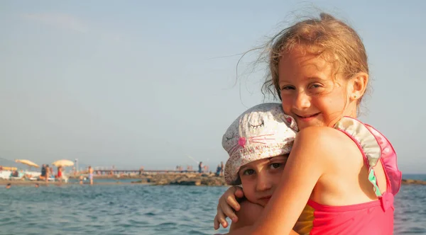 Twee Kindjes Beste Vrienden Het Zomerstrand Vriendschap Zusters Liefde Zomervakantie — Stockfoto