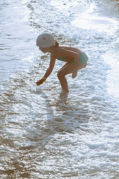 Vacaciones Verano Concepto Ocio Silueta Niña Hermosa Divirtiéndose Con Agua — Foto de Stock