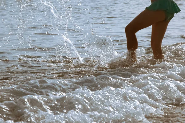 Vacaciones Verano Concepto Ocio Silueta Niña Divirtiéndose Con Agua Mar — Foto de Stock