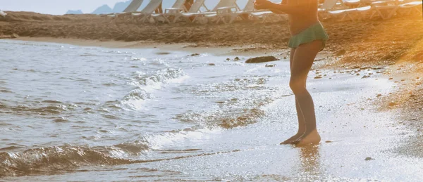 Vacances Été Concept Loisirs Silhouette Enfant Fille Dans Eau Mer — Photo