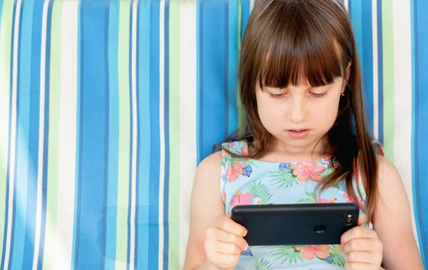 Retrato Psicológico Una Linda Niña Adicta Teléfono Inteligente Juegos Gustos —  Fotos de Stock