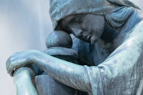 Fragmento Una Antigua Estatua Piedra Mujer Triste Desesperada Tumba Como — Foto de Stock