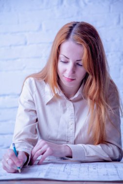 Tasarım ve inşaat bürosunda çalışan kadın endüstriyel mühendisin portresi. Dikey resim.