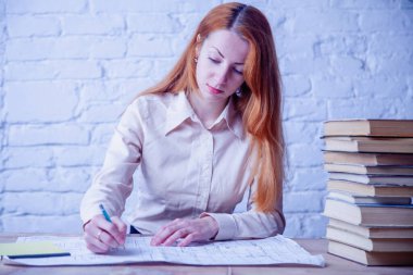 Tasarım ve inşaat bürosunda çalışan kadın endüstriyel mühendis. Yatay resim.