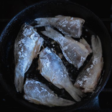 Tavada pişen bir balığın yemek fotoğrafı. Kapat..