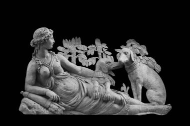 İki köpekli antik heykel Diana (Artemida, Artemis). Vahşi yaşamın ve avın güçlü tanrıçası. Yatay resim.