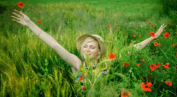 夏の太陽の光の中で小麦畑に腕を伸ばして美しい非常に幸せなブロンドの女性 水平像 — ストック写真