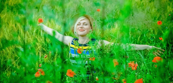 Schöne Sehr Glückliche Blonde Frau Mit Ausgestreckten Armen Einem Weizenfeld — Stockfoto