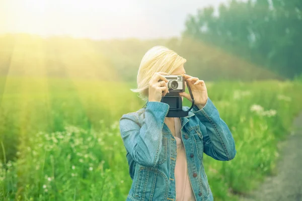 Beautiful Blonde Female Photojournalist Traveling Taking Picture Outdoors Sun Rays — Stock Photo, Image