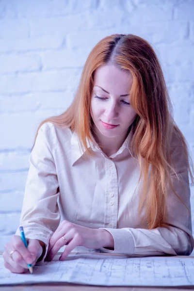 Tasarım ve inşaat bürosunda çalışan kadın endüstriyel mühendisin portresi. Dikey resim.