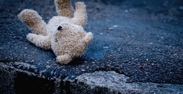 Teddybär Freien Liegend Als Symbol Verlorener Kindheit Einsamkeit Und Schmerz — Stockfoto