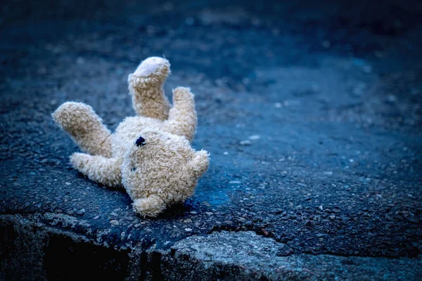 Teddybär Freien Liegend Als Symbol Verlorener Kindheit Einsamkeit Und Schmerz — Stockfoto