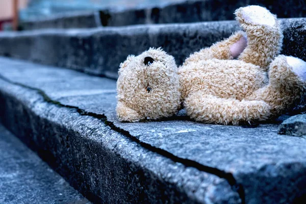 Imagem Conceitual Ursinho Pelúcia Sujo Deitado Livre Como Símbolo Infância — Fotografia de Stock