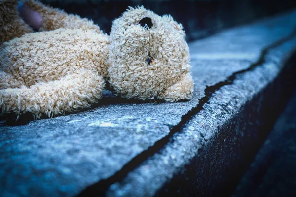 Zárja Piszkos Teddy Maci Feküdt Szabadban Szimbóluma Elveszett Gyermekkor Magány — Stock Fotó