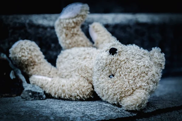 Втрачене Дитинство Самотність Концепція Болю Брудний Плюшевий Ведмідь Лежить Відкритому — стокове фото