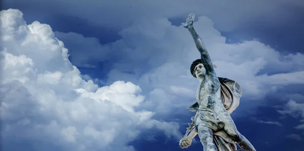 Antik ticaret, ticaret, tüccar ve gezginler tanrısı Hermes 'in antik heykeli.). 