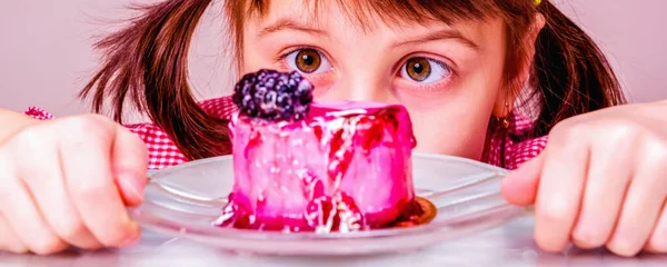 Primer Plano Retrato Linda Chica Joven Atractiva Con Pastel Sabroso — Foto de Stock