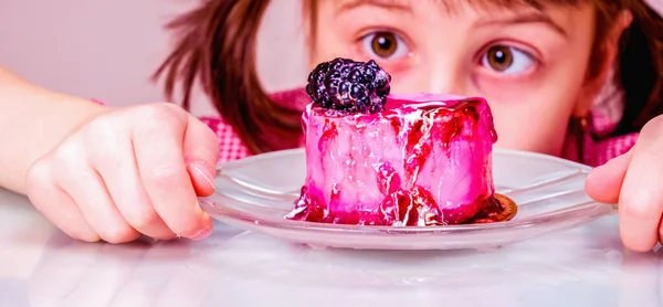 Retrato Linda Chica Joven Atractiva Con Sabrosa Torta Vacaciones Dulces — Foto de Stock