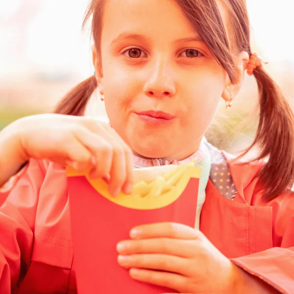 Głodna Młoda Piękna Dziewczyna Wkłada Ziemniaki Ust Niezdrowe Fast Food — Zdjęcie stockowe