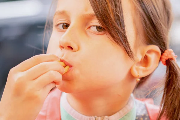 Affamato Giovane Bella Ragazza Mangiare Patatine Fritte Mette Patate Bocca — Foto Stock