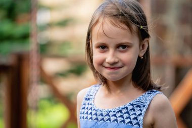 Güzel genç kız sürpriz hakkında sessiz. Hediye, neşe, gizem, tatil konsepti.