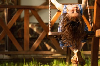 Salıncakta baş aşağı duran güzel bir genç kızın portresi. Boşluğu kopyala. 