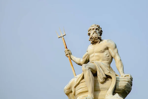 海神海神海王星 波塞冬 蓝天背景下的古代雕像 — 图库照片