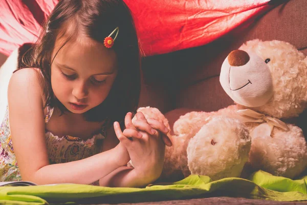 Концепція Спального Часу Маленька Дівчинка Читає Чарівну Книгу Плюшевого Ведмедя — стокове фото