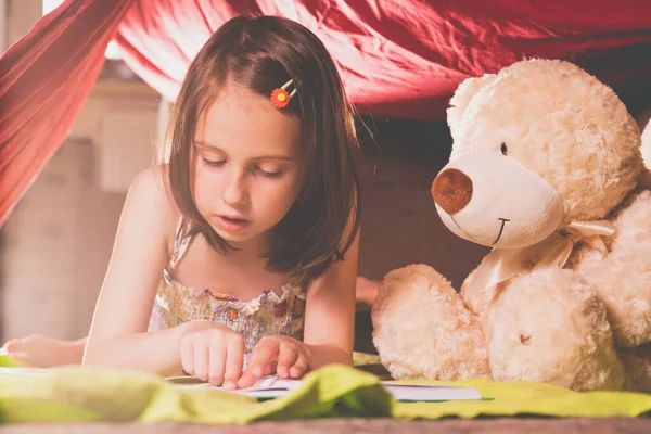 Молода Красива Дівчина Читає Велику Книгу Поруч Підлозі Сидить Ведмедик — стокове фото