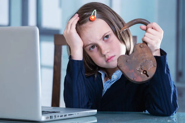 Triste Estressado Menina Criança Negócios Com Problema Com Laptop Ela — Fotografia de Stock