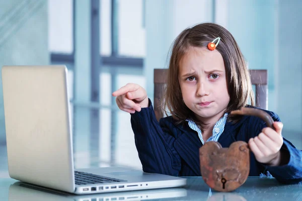 Menina Criança Negócios Triste Que Tem Problema Com Laptop Ela — Fotografia de Stock