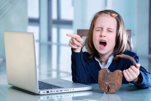 Menina Criança Negócios Ansioso Triste Ter Problema Com Laptop Ela — Fotografia de Stock