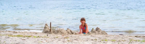 Porträt Eines Schönen Jungen Mädchens Das Strand Spielt Sommerurlaub Erholung — Stockfoto