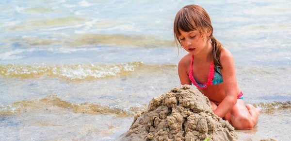 Mooi Jong Meisje Dat Het Strand Speelt Zomervakantie Rust Vakantie — Stockfoto
